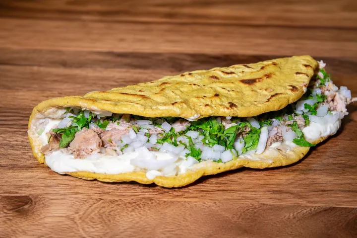 Mega Quesadilla hecha a mano con queso Oaxaca en Shory's Tacos JR