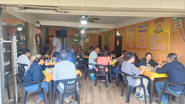 Interior y clientes en Sucursal Plaza Museo Shory's Tacos JR