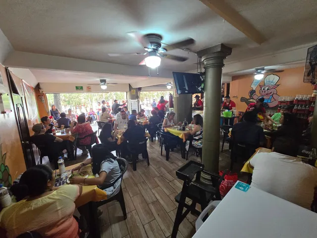 Área de comedor en Sucursal Plaza Museo Shory's Tacos JR