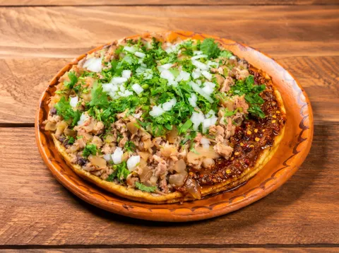 Picada gigante de salsa de chile seco con carnitas en Shory's Tacos JR
