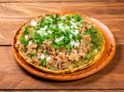 Picada gigante de salsa verde con carnitas en Shory's Tacos JR