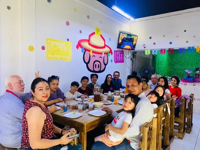 Interior de Sucursal Plaza Álamos La Pradera Shory's Tacos JR
