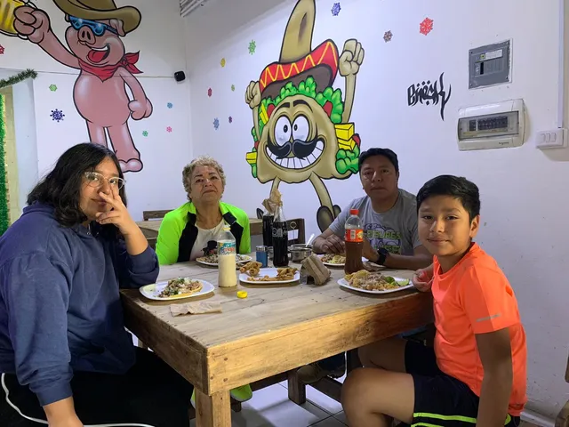 Familias comiendo carnitas en Sucursal Plaza Álamos Shory's Tacos JR