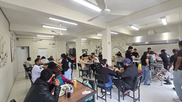 Comedor y atención en Sucursal Tecnológico Shory's Tacos JR
