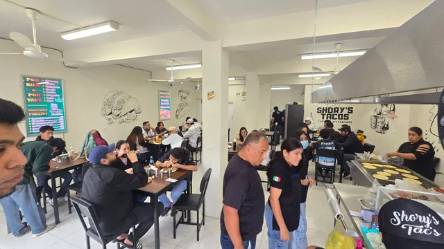 Tortillas recién hechas al comal en Sucursal Tecnológico Shory's Tacos JR